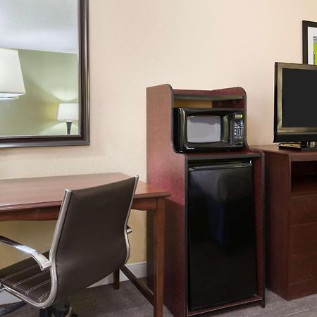Hampton Inn Raleigh Кэри Экстерьер фото