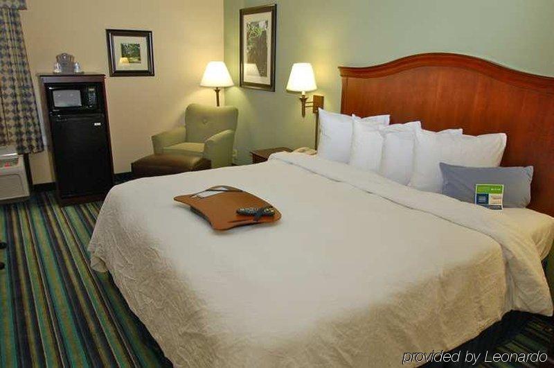 Hampton Inn Raleigh Кэри Номер фото