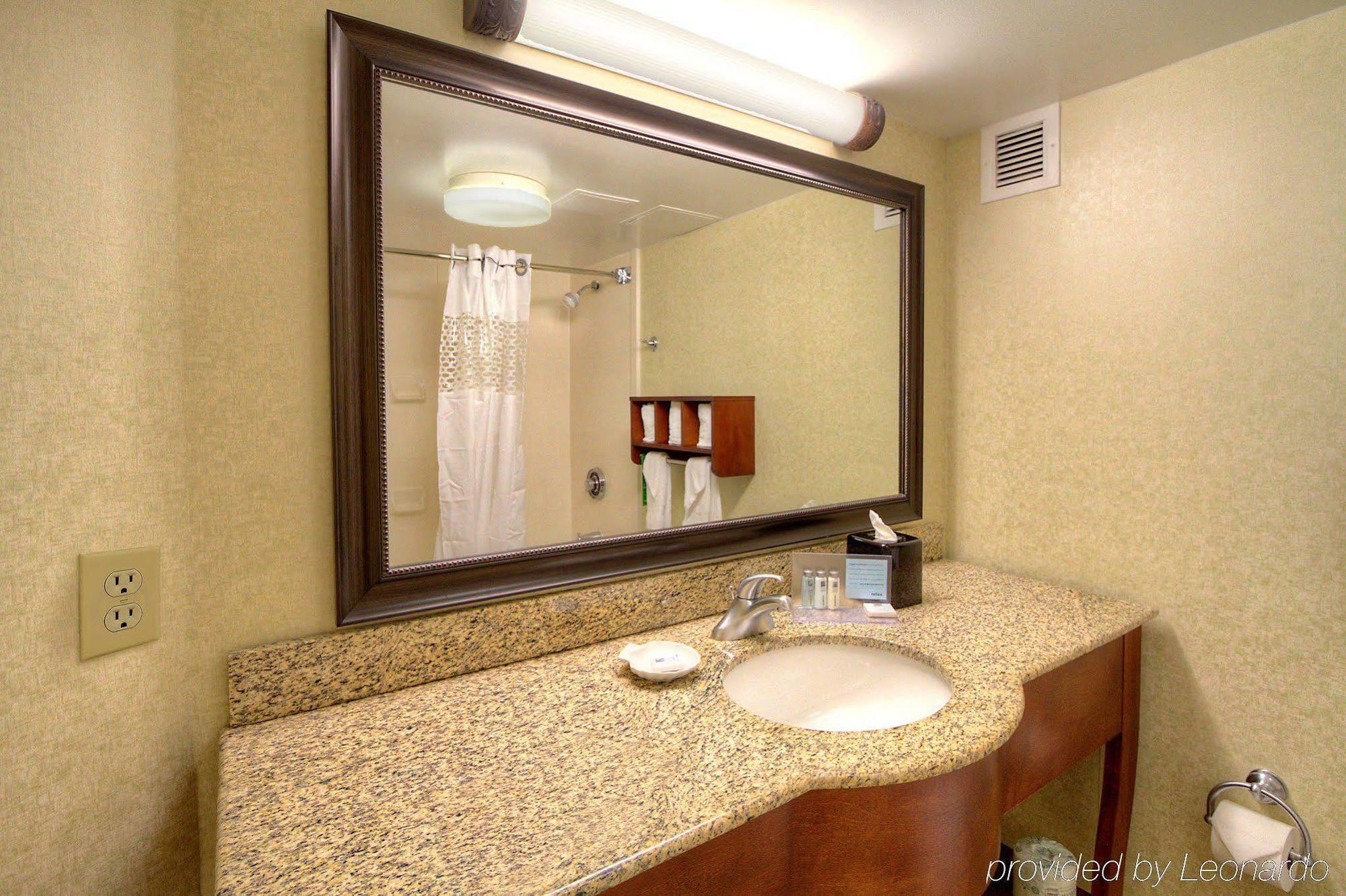 Hampton Inn Raleigh Кэри Номер фото