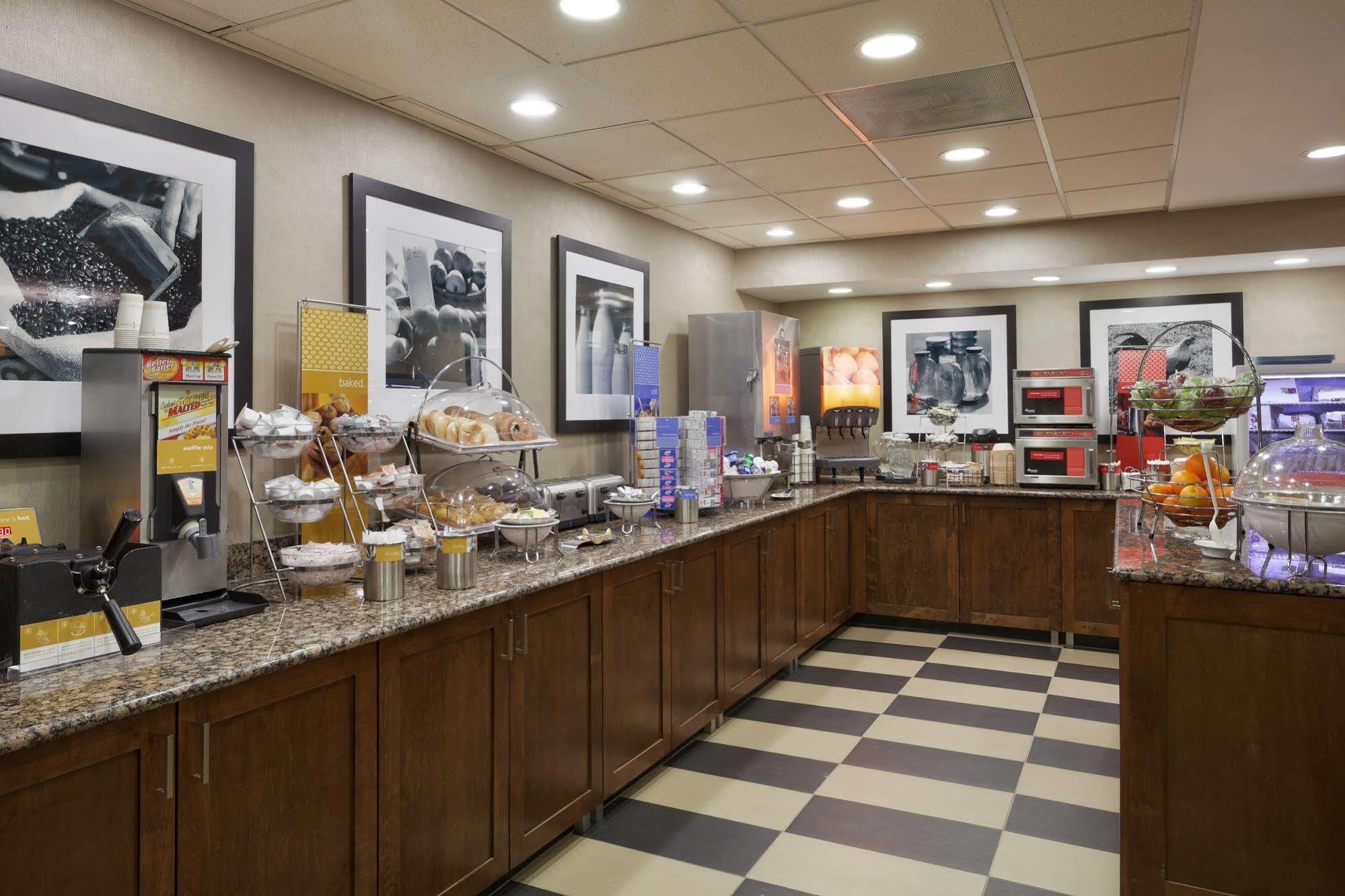 Hampton Inn Raleigh Кэри Экстерьер фото